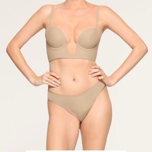 NWT Skims Deep Plunge Bra